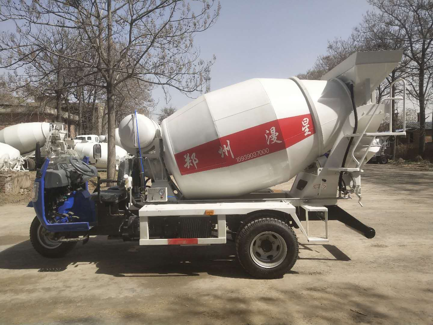 限高限寬場地用小型混凝土攪拌車施工現場