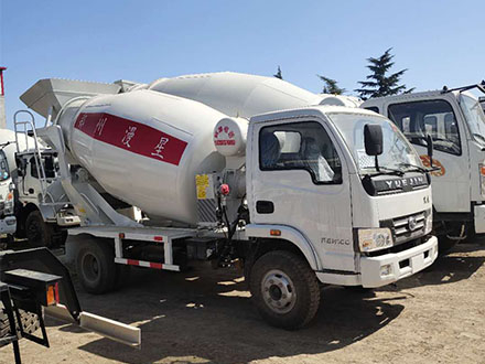 躍進(jìn)4立方混凝土攪拌車(chē)