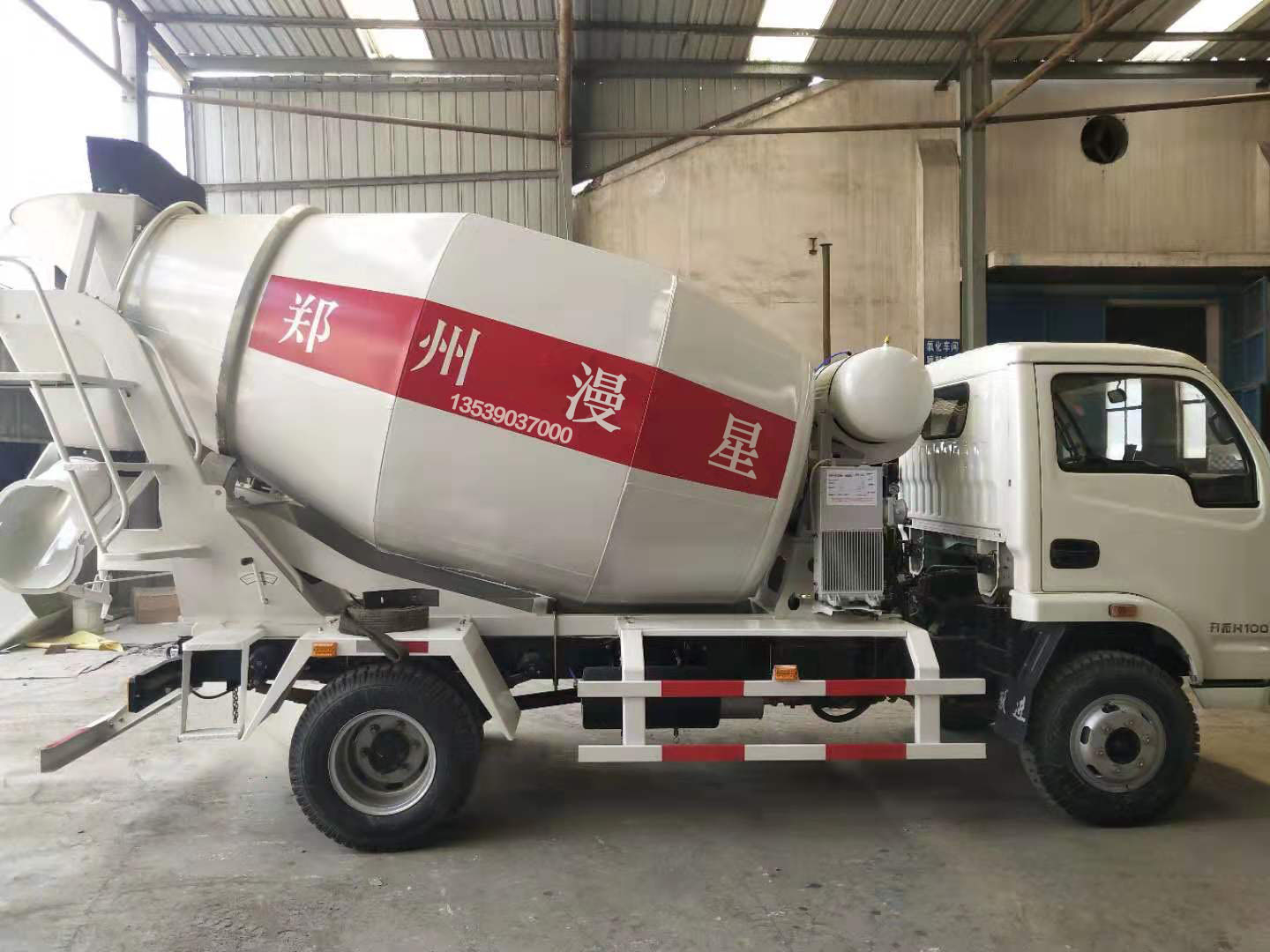 4方混凝土攪拌車收貨后施工展示